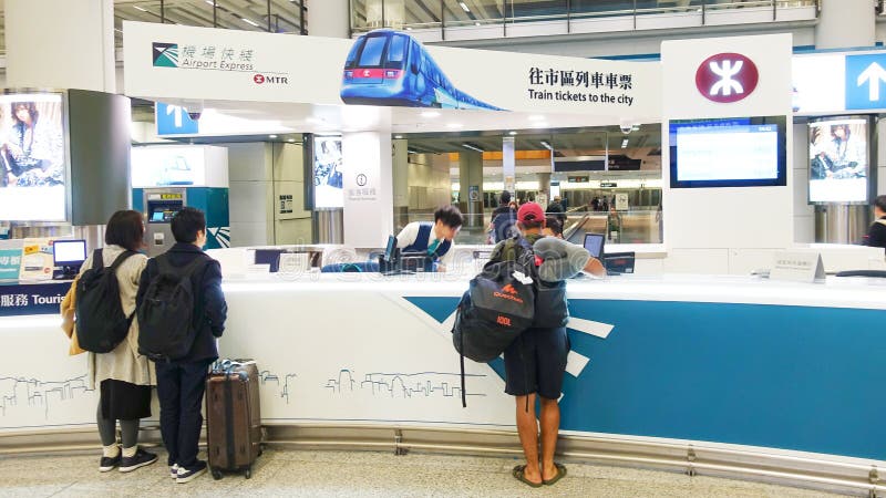 All'aeroporto di hong kong la gente si presenta al bancone vendendo un biglietto della metropolitana. fotografia stock libera da diritti