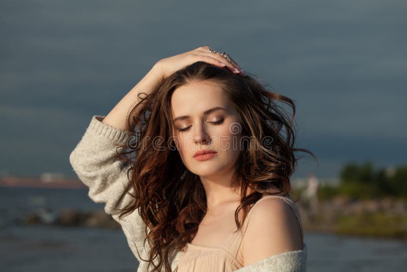 All'aperto ritratto di bello Woman di modello fotografia stock libera da diritti All'aperto ritratto di bello Woman di modello fotografia stock libera da diritti