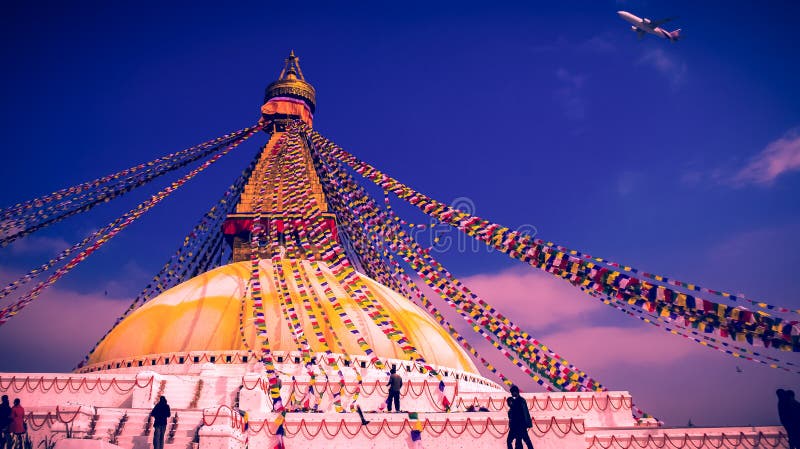 all boudhanath buddha eyes den jätte- guld- halvklotet kathmandu nepal som för förgrund ser övre white för mindre spirestupa royaltyfri bild all boudhanath buddha eyes den jätte- guld- halvklotet kathmandu nepal som för förgrund ser övre white för mindre spirestupa royaltyfri bild