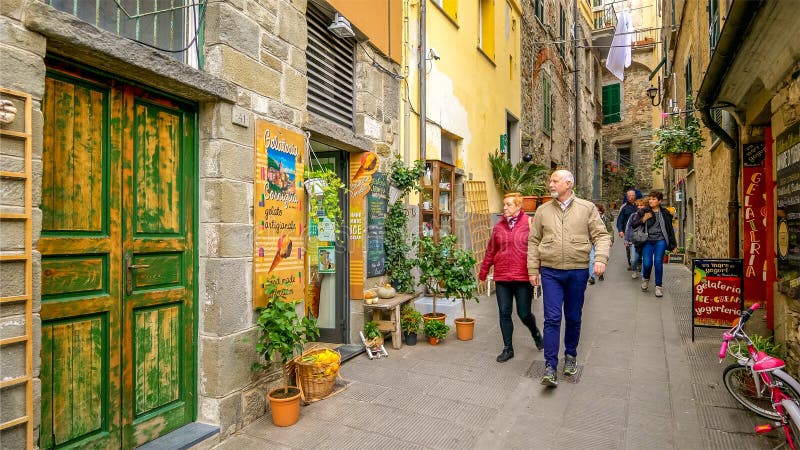 All?e ?troite en Cinque Terre Village de Corniglia, La Spezia, Italie photographie stock All?e ?troite en Cinque Terre Village de Corniglia, La Spezia, Italie photographie stock