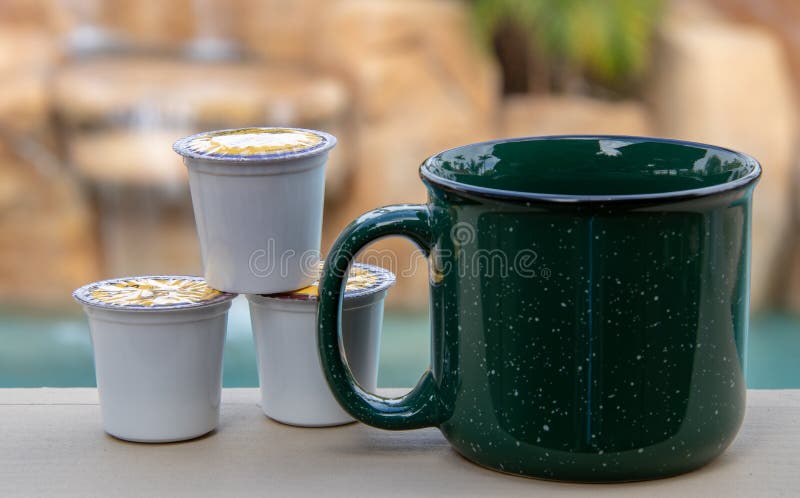 All'esterno con una tazza di caffè verde, accanto a diversi baccelli di k