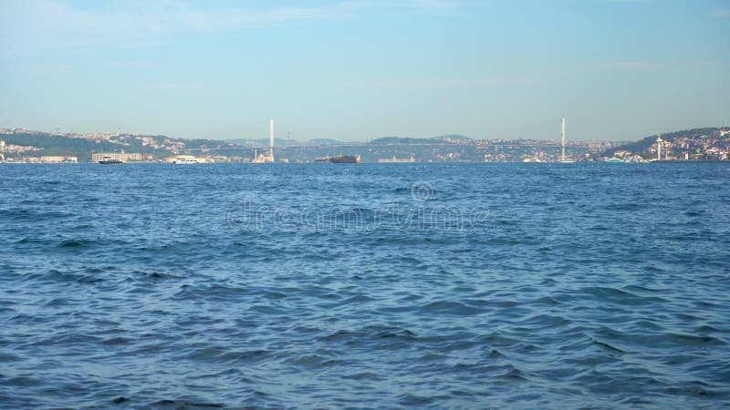 All'orizzonte è visibile una sorprendente vista delle acque blu incontaminate del bospforo che la città di istanbul è visibile.