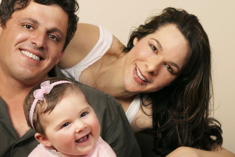 Familia feliz concentrarse sobre el un nino.