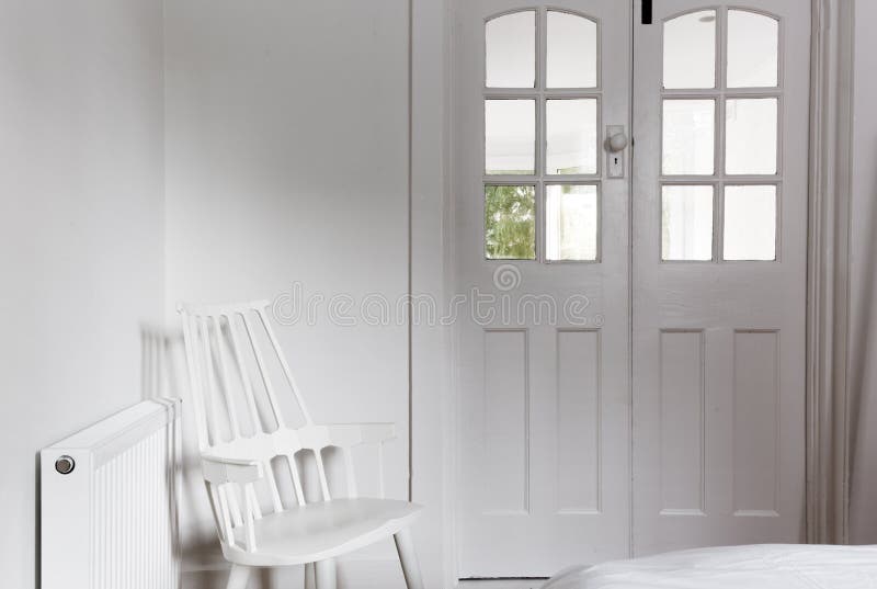All vit inre och dekor i gulligt gästsovrum arkivfoton All vit inre och dekor i gulligt gästsovrum arkivfoton