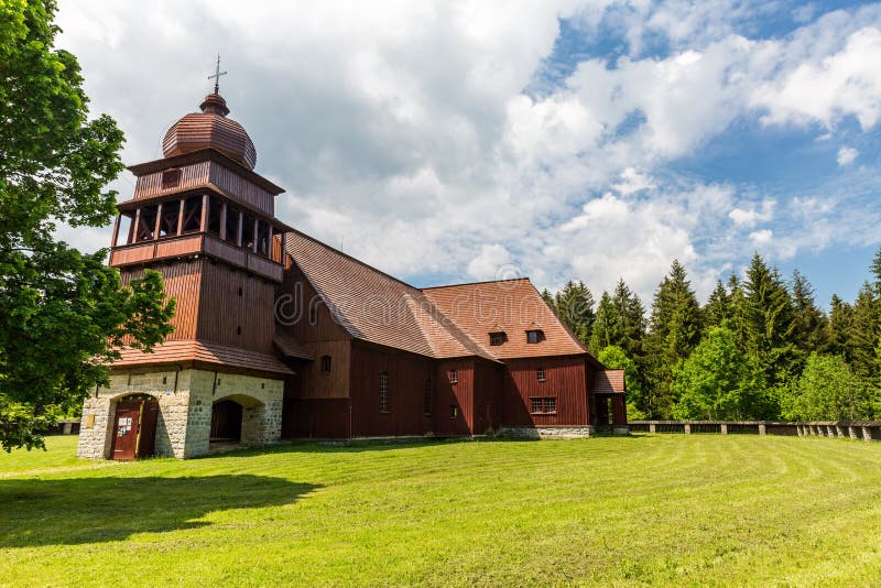 Celý drevený kostol Svätý Kríž na Slovensku