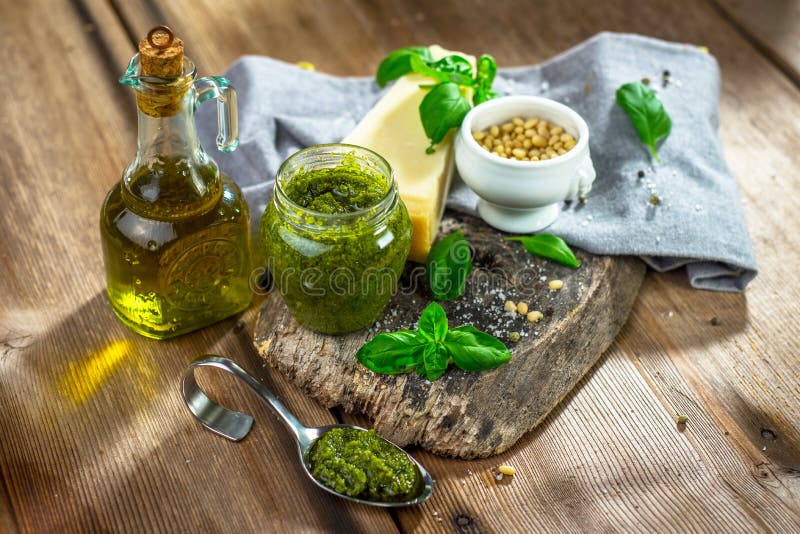Alla fait maison de pesto Genovese photos stock Alla fait maison de pesto Genovese photos stock