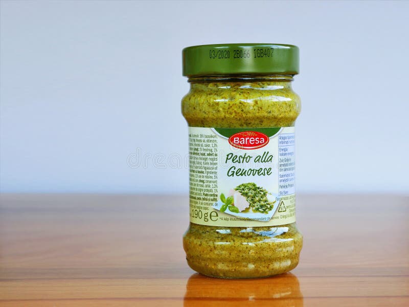 Alla genovese, pesto di pesto del basilico in un barattolo fotografia stock Alla genovese, pesto di pesto del basilico in un barattolo fotografia stock