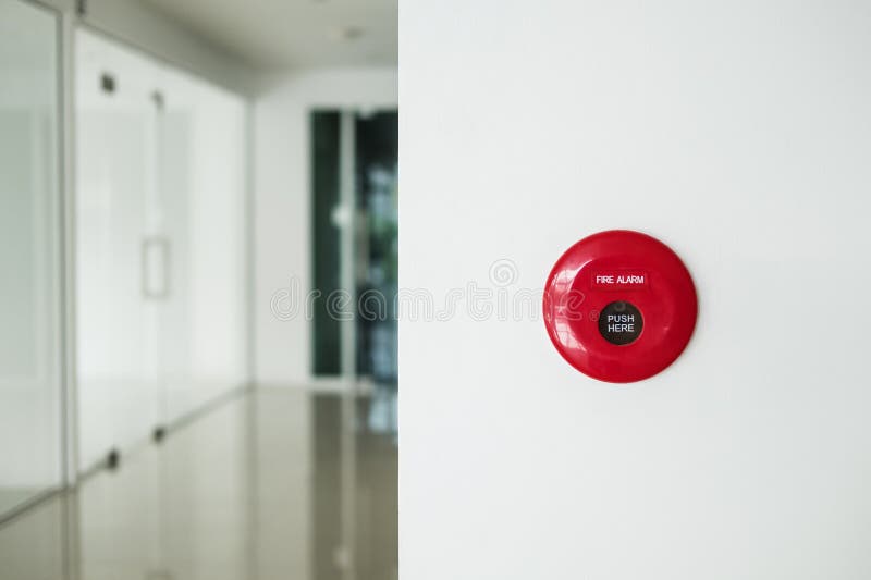 Allarme antincendio, bottone di emergenza sulla parete bianca in ufficio moderno immagine stock Allarme antincendio, bottone di emergenza sulla parete bianca in ufficio moderno immagine stock