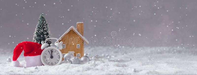 Allarme natalizio, cappello da Babbo Natale, casetta di legno giocattolo e abete con palle, striscioni, effetto fiocchi di neve fotografia stock Allarme natalizio, cappello da Babbo Natale, casetta di legno giocattolo e abete con palle, striscioni, effetto fiocchi di neve fotografia stock