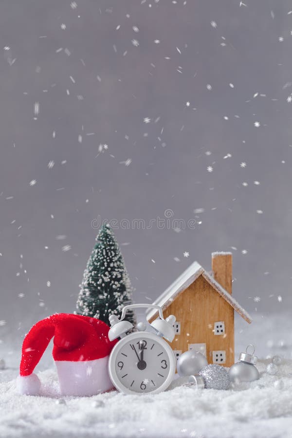 Allarme natalizio, cappello da Babbo Natale, piccolo cottage giocattolo in legno e abete con palle, concetto di cartolina per il immagini stock Allarme natalizio, cappello da Babbo Natale, piccolo cottage giocattolo in legno e abete con palle, concetto di cartolina per il immagini stock