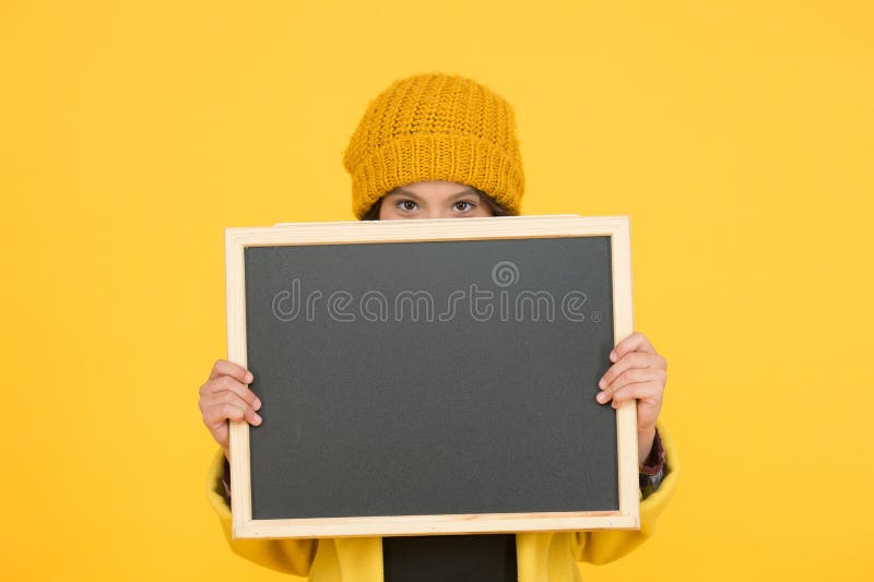 Alleen relevante informatie Modern schoolmeisje met karton Schoolplanningsinformatie Schoolmeisje schattige scholieren vasthouden royalty-vrije stock foto's Alleen relevante informatie Modern schoolmeisje met karton Schoolplanningsinformatie Schoolmeisje schattige scholieren vasthouden royalty-vrije stock foto's