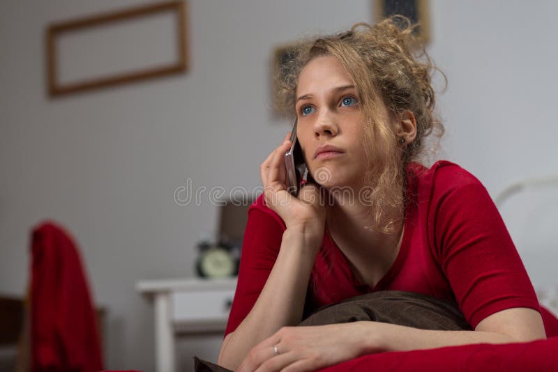 Alleen vrouw die haar moeder roepen royalty-vrije stock afbeelding Alleen vrouw die haar moeder roepen royalty-vrije stock afbeelding