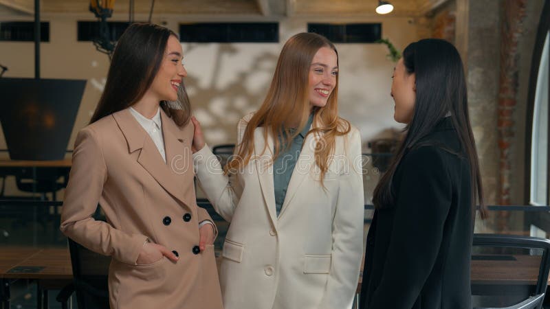 Allegre sorridenti ridendo allegre donne amichevoli e amichevoli uomini d'affari colleghi donne multirazziali ragazze multietniche fotografie stock libere da diritti