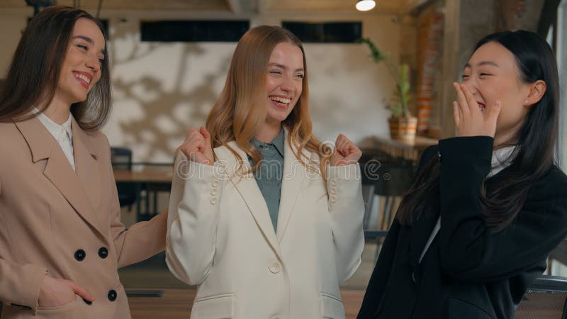Allegre sorridenti ridendo allegre donne amichevoli e amichevoli uomini d'affari colleghi donne multirazziali ragazze multietniche fotografia stock
