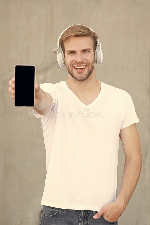 Allegro che presenta un'app per la musica fuori. uomo che presenta un'app per la musica su smartphone.