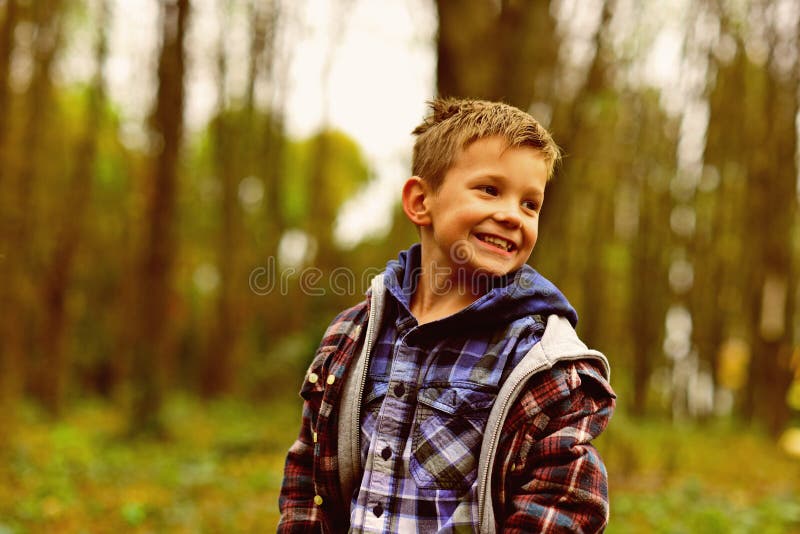 Allegro e vivace Ragazzo allegro Bambino piccolo con il sorriso allegro Piccolo bambino nell'umore allegro Giochi perché il suo d immagini stock libere da diritti