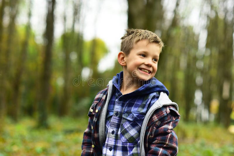 Allegro e vivace Ragazzo allegro Bambino piccolo con il sorriso allegro Piccolo bambino nell'umore allegro Giochi perché il suo d fotografia stock libera da diritti