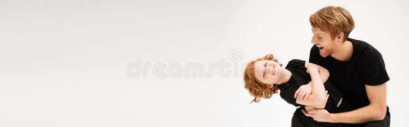 Allegro rossastro che si diverte con immagine stock