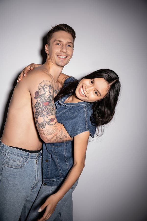 Allegro tatuatore e giovane asiatico fotografie stock
