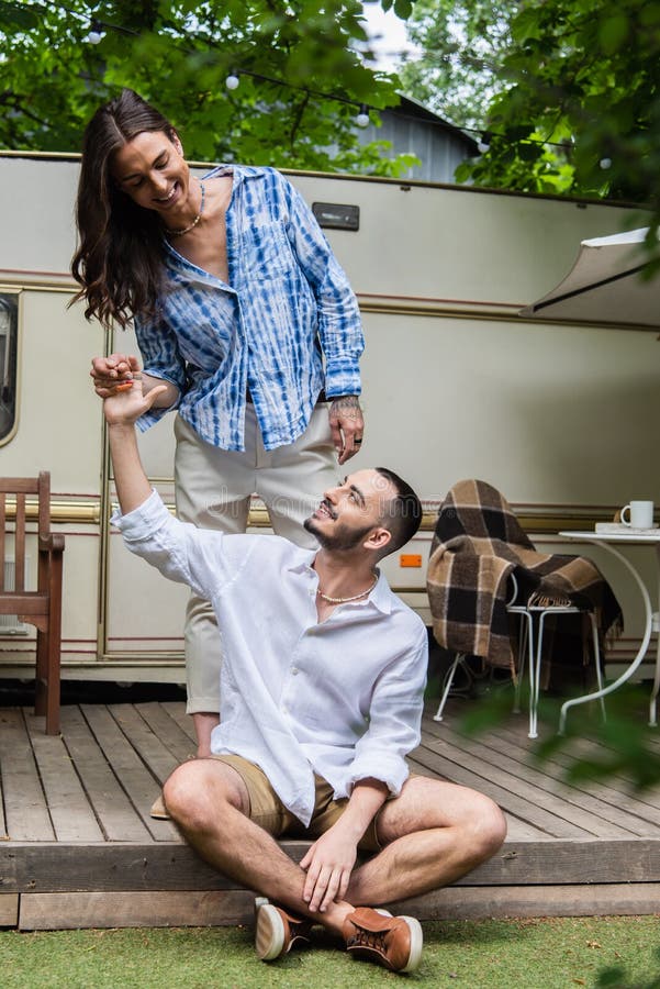 Allegro uomo gay tatuato con la mano fotografia stock libera da diritti