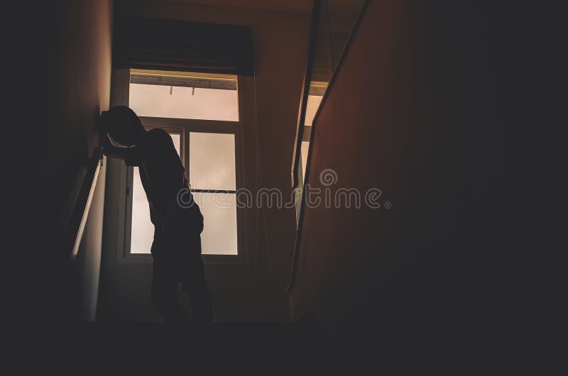 Allein Ein Mann Silhouette Steht Mit Telefon Am Fenster