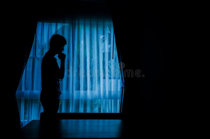 Allein Ein Mann Silhouette Steht Mit Telefon Am Fenster