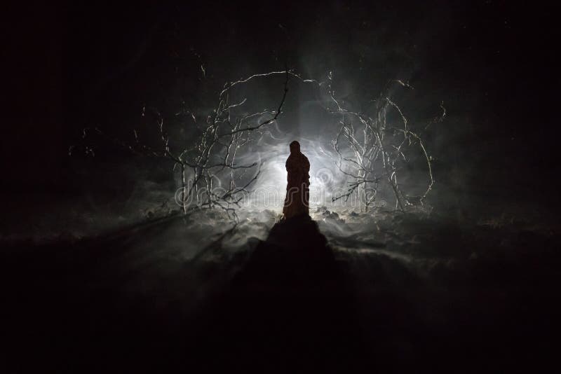Alleinmadchen Mit Dem Licht Im Wald Nachts Oder Blauer Getonter Nachtwald Zur Nebelzeit Selektiver Fokus Stockbild Bild Von Mondschein Blau 112397701