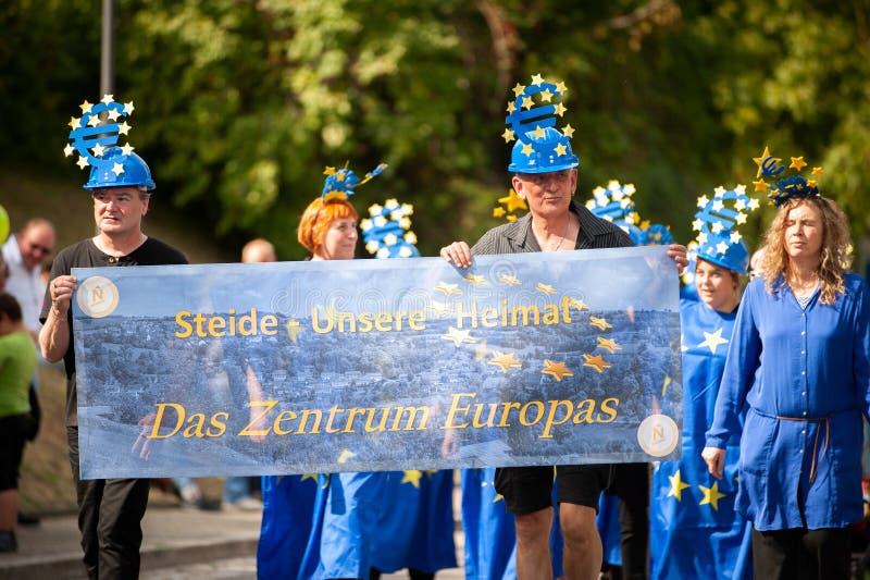 Allemagne, Baden Wurttemberg, Niederstetten Septembre 2019 Fête de la récolte traditionnelle d'automne Groupe de personnes portan images stock Allemagne, Baden Wurttemberg, Niederstetten Septembre 2019 Fête de la récolte traditionnelle d'automne Groupe de personnes portan images stock