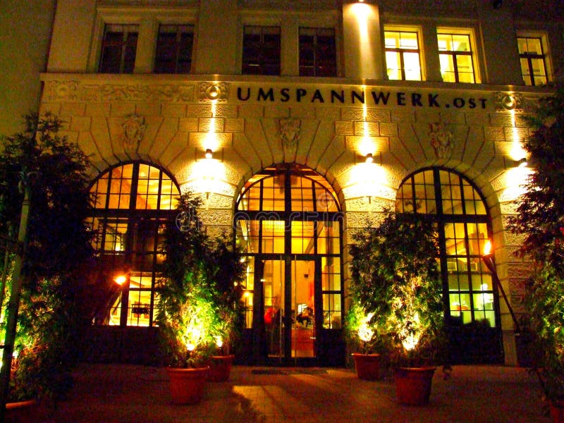 Allemagne, Berlin, ancienne centrale électrique transformée en restaurant photographie stock Allemagne, Berlin, ancienne centrale électrique transformée en restaurant photographie stock