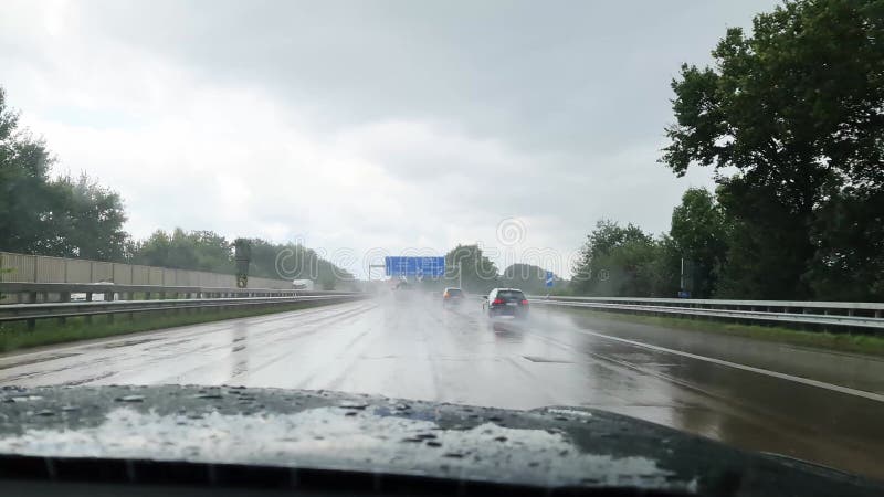 Allemagne de cologne 28 juillet 2024 : fortes pluies sur l'autoroute a1 en direction de cologne en circulation dense clips vidéos