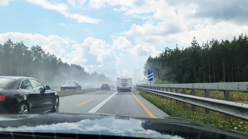 Allemagne de cologne 28 juillet 2024 : fumée sur l'autoroute a1 allemande d'une voiture dans la circulation banque de vidéos