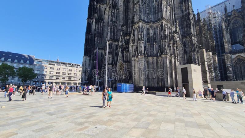 Allemagne de cologne 29 juillet 2024 : de nombreux touristes avec vue sur la cathédrale de cologne par beau temps banque de vidéos