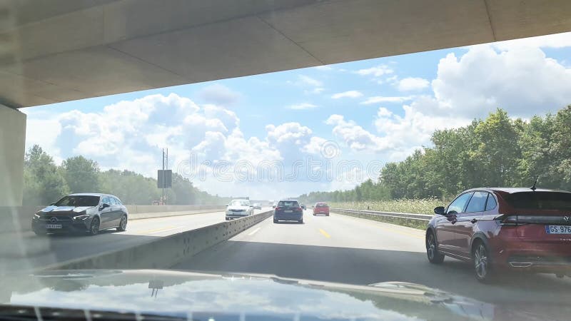 Allemagne de cologne 28 juillet 2024 : trafic léger dans un chantier étroit sur l'autoroute allemande a1 en direction de cologne banque de vidéos