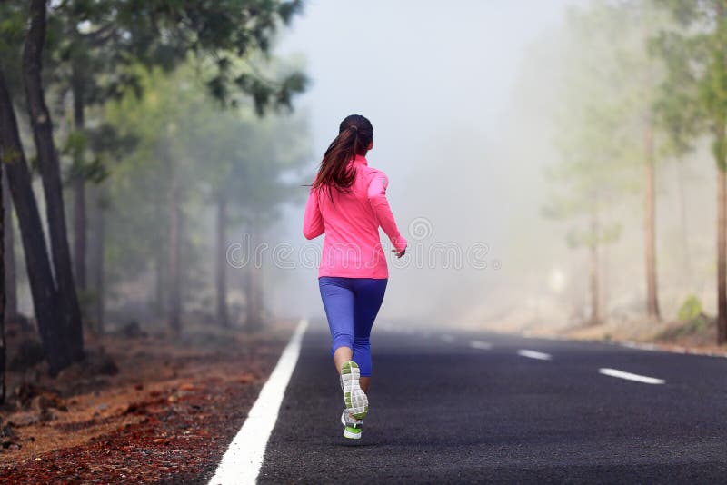 Allenamento corrente sano della donna del corridore immagine stock libera da diritti Allenamento corrente sano della donna del corridore immagine stock libera da diritti