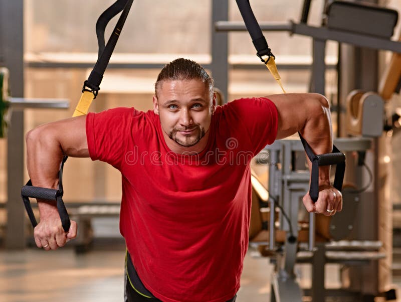 Allenamento dell'uomo di forma fisica TRX fotografia stock libera da diritti Allenamento dell'uomo di forma fisica TRX fotografia stock libera da diritti