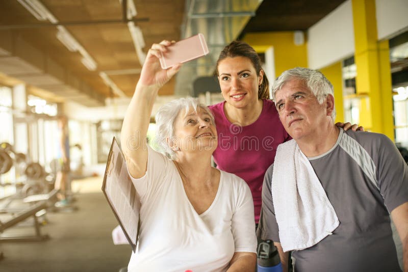 Allenamento senior delle coppie nella palestra fotografia stock libera da diritti Allenamento senior delle coppie nella palestra fotografia stock libera da diritti