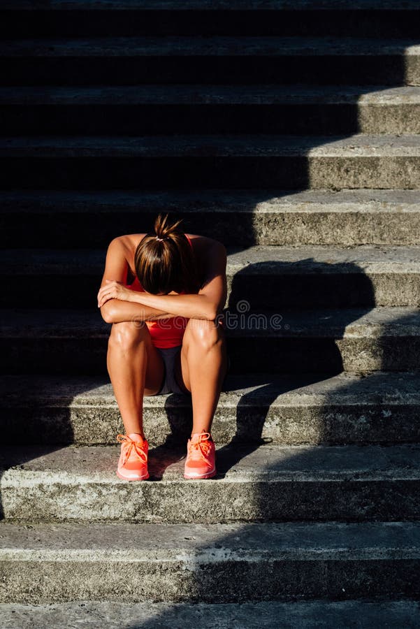 Allenar in modo eccessivoe di sofferenza dell'atleta femminile immagini stock libere da diritti Allenar in modo eccessivoe di sofferenza dell'atleta femminile immagini stock libere da diritti
