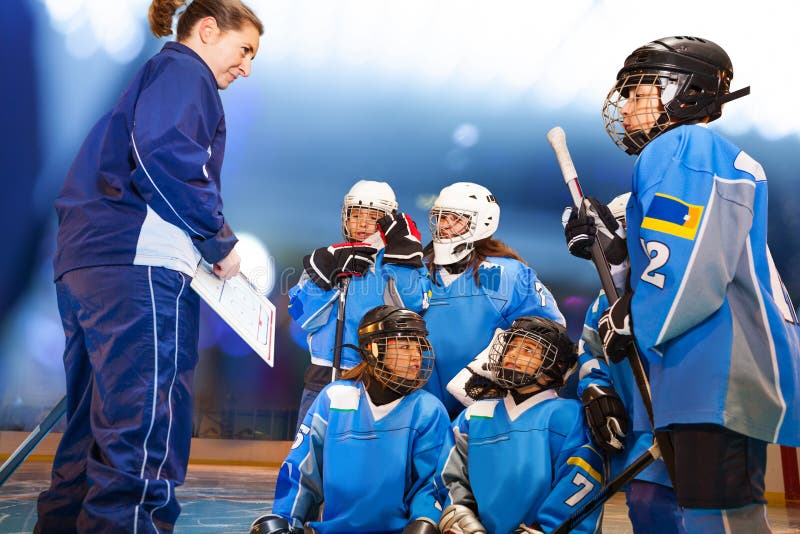 Allenatore femminile che mostra piano tattico al gruppo di hockey su ghiaccio