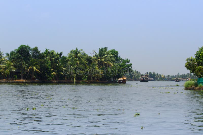 Allepey, Kerala, la India, el 31 de marzo de 2015: El hombre y los turistas indios no identificados están navegando en casa flota imágenes de archivo libres de regalías Allepey, Kerala, la India, el 31 de marzo de 2015: El hombre y los turistas indios no identificados están navegando en casa flota imágenes de archivo libres de regalías