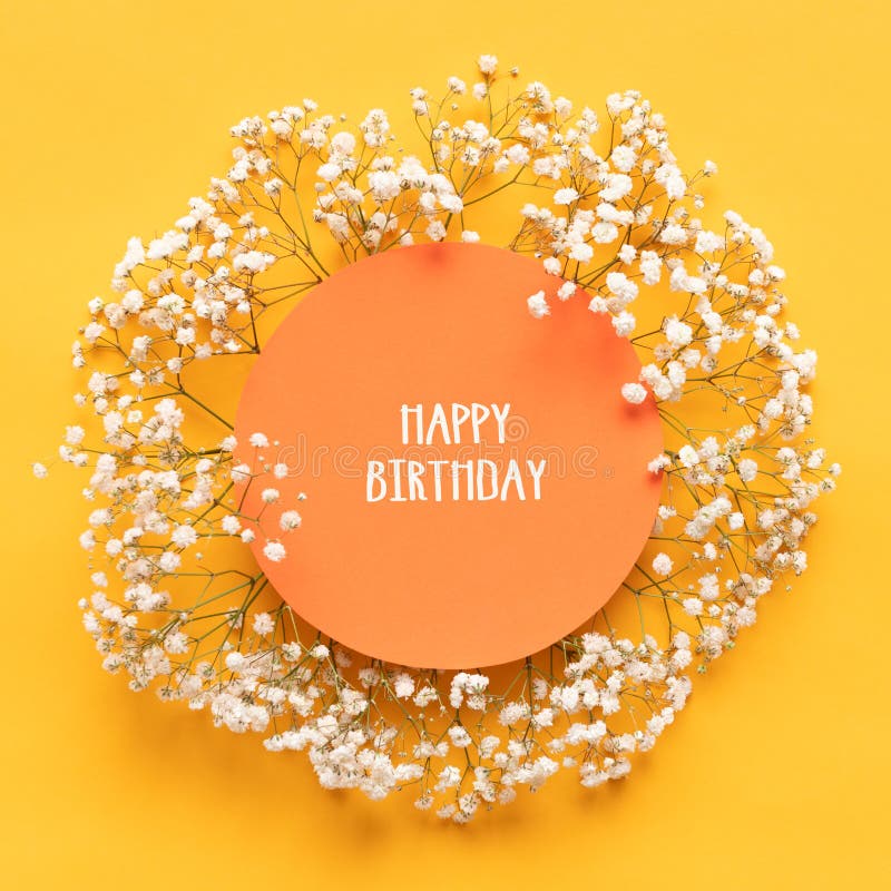Alles Gute zum Geburtstagkarte Flache gelegte Grußkarte mit schönen kleinen weißen Blumen auf hellem gelbem Papierhintergrund lizenzfreie stockfotografie