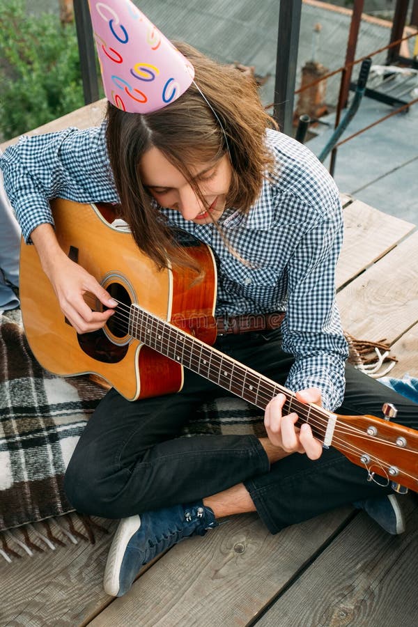 Alles- Gute zum Geburtstagliedgitarren-Jungenglückwunsch lizenzfreies stockbild Alles- Gute zum Geburtstagliedgitarren-Jungenglückwunsch lizenzfreies stockbild