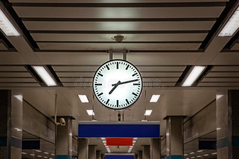 Сделай часы на станции ярче. Часы метро. Часы на станции. Станция с часами. Стационарные часы метро.
