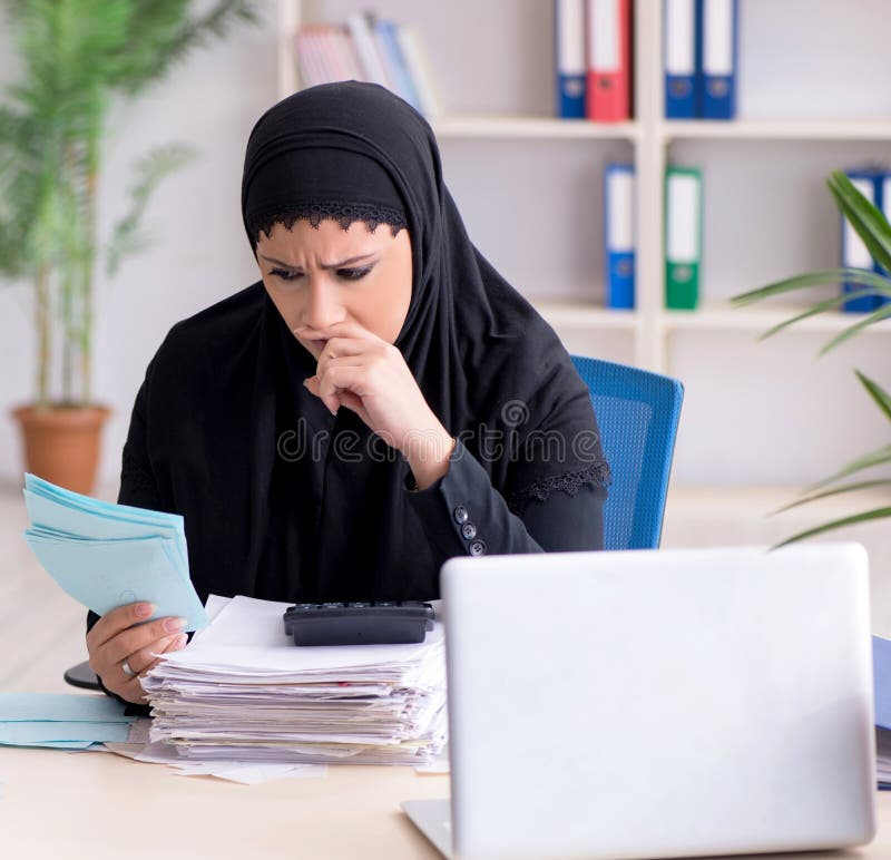 Allibratore di hijab che lavora in ufficio immagini stock