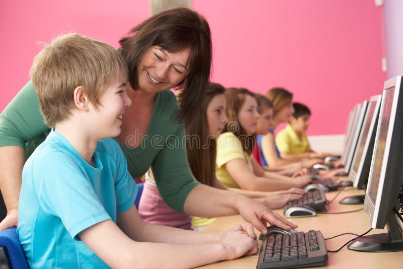 Allievi adolescenti in ESSO codice categoria che per mezzo dei calcolatori immagini stock libere da diritti Allievi adolescenti in ESSO codice categoria che per mezzo dei calcolatori immagini stock libere da diritti