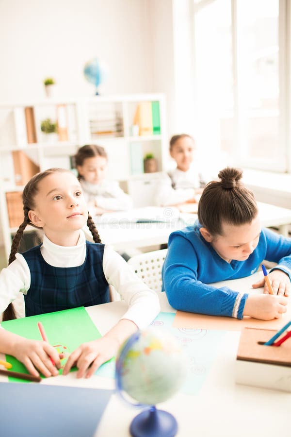 Allievi alle classi immagini stock libere da diritti