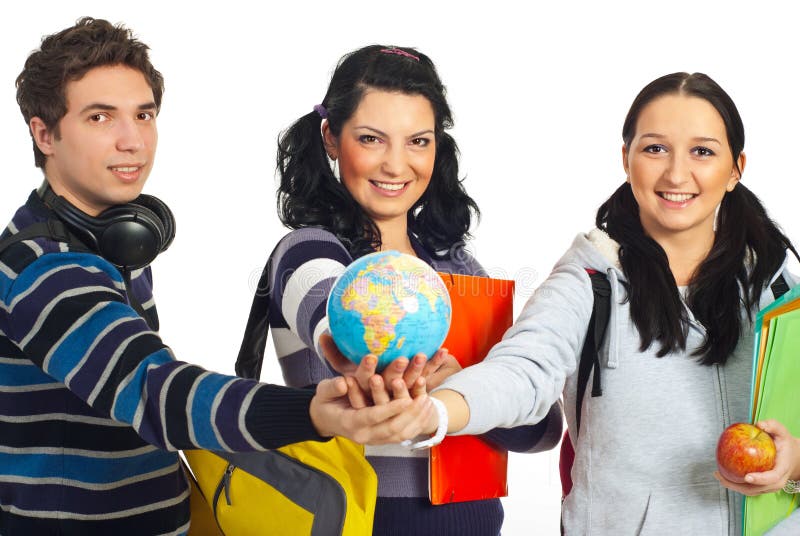 Allievi con le mani che tengono insieme globo fotografie stock libere da diritti Allievi con le mani che tengono insieme globo fotografie stock libere da diritti