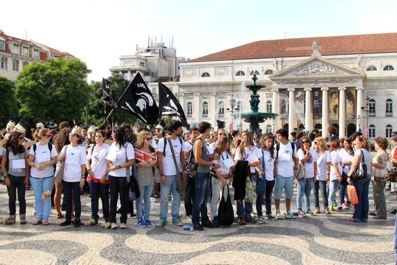 Allievi nel ragging al quadrato di Rossio, Lisbona fotografia stock libera da diritti Allievi nel ragging al quadrato di Rossio, Lisbona fotografia stock libera da diritti
