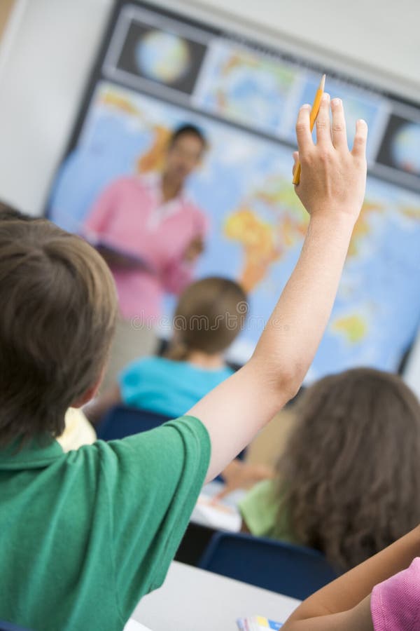 Allievo della scuola elementare che fa domanda fotografie stock libere da diritti Allievo della scuola elementare che fa domanda fotografie stock libere da diritti