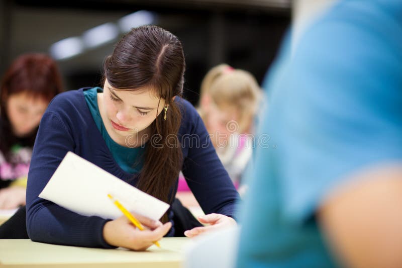 Allievo femminile che si siede in un'aula fotografie stock libere da diritti Allievo femminile che si siede in un'aula fotografie stock libere da diritti