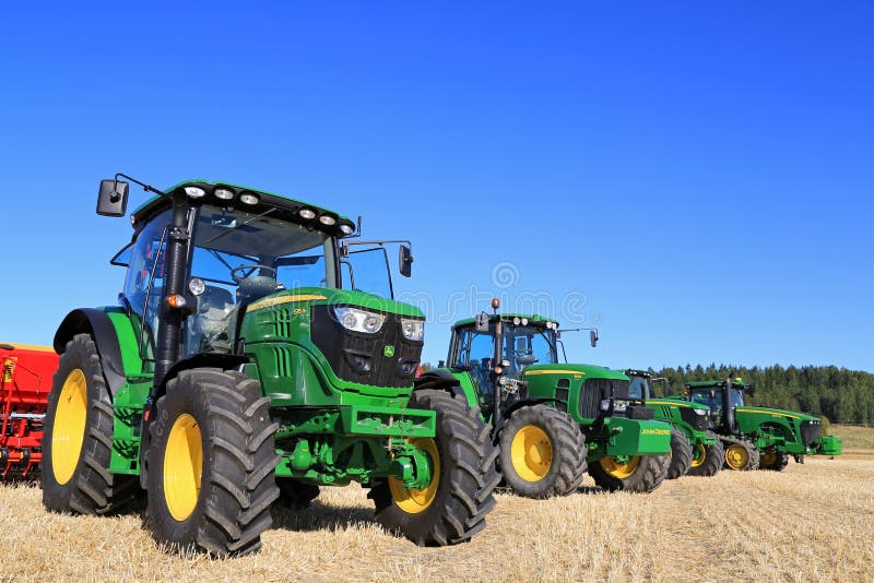 Allineamento di John Deere Agricultural Tractors immagine stock libera da diritti Allineamento di John Deere Agricultural Tractors immagine stock libera da diritti